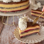 Sočna torta sa makom, žutom kremom i voćnim filom