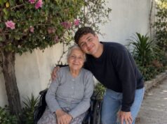 Brinuo sam se o svojoj 90-godišnjoj susjedi jer mi je obećala da ću naslijediti sve što posjeduje. Kad je umrla, nije mi ostavila NIŠTA. Ali sljedećeg jutra njezin odvjetnik pokucao je na moja vrata i rekao: “Ostavila vam je jednu stvar.”