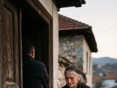 Majka ga je odgojila radeći u tuđim kućama. Kad je odrastao, istjerao ju je iz kuće
