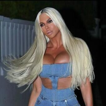 JELENA KARLEUŠA POKAZALA MACU! Vidi se apsolutno CELA, muškarac je dira sa obe ruke! (FOTO)