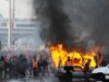 EVROPA NA NOGAMA! HAOS KAKAV SE NE PAMTI U SRCU EU: Zapaljena vozila, policija na ulicama, desetine hiljada ljudi izašle na proteste – evo šta se događa!