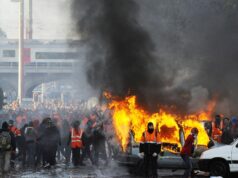 EVROPA NA NOGAMA! HAOS KAKAV SE NE PAMTI U SRCU EU: Zapaljena vozila, policija na ulicama, desetine hiljada ljudi izašle na proteste – evo šta se događa!